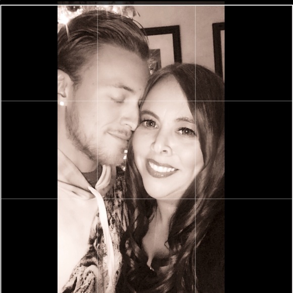 HEY! I’m trying to make a meet your Posher page 😂 - Picture 1 of 6